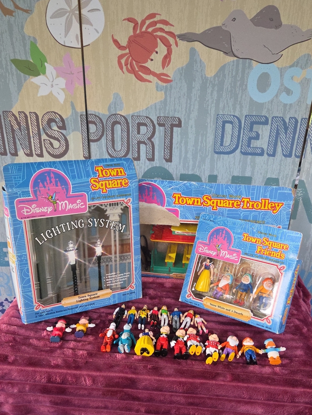 Disney Town Square Trolley, Friends,Lighting System And 20 Extra Figures